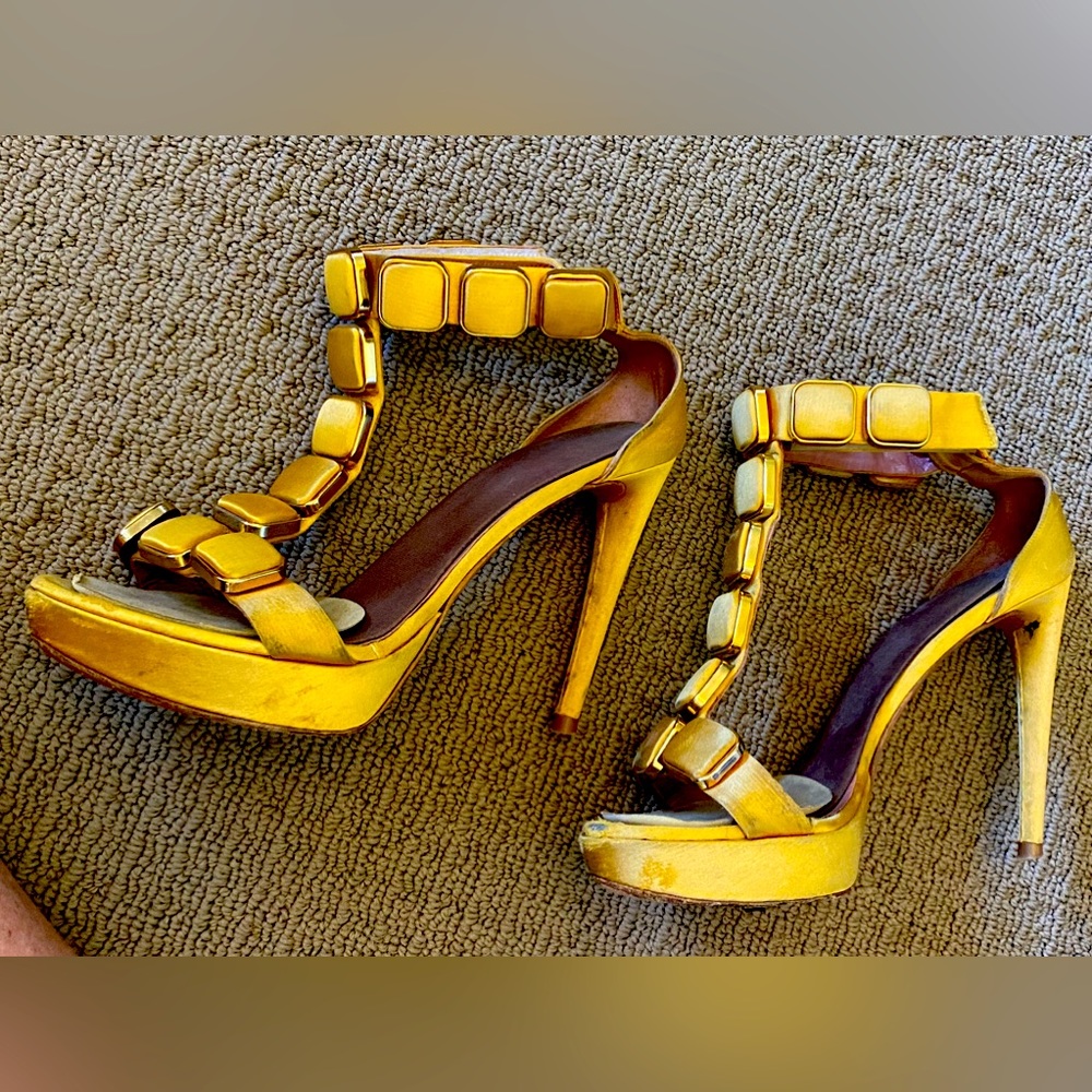 Gold satin Italian heels with square details